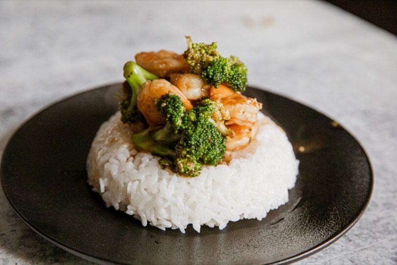 Camarones con brócoli fritos picantes