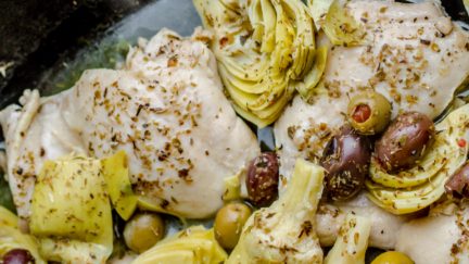 Receta fácil de muslo de pollo y alcachofas griegas de 20 minutos