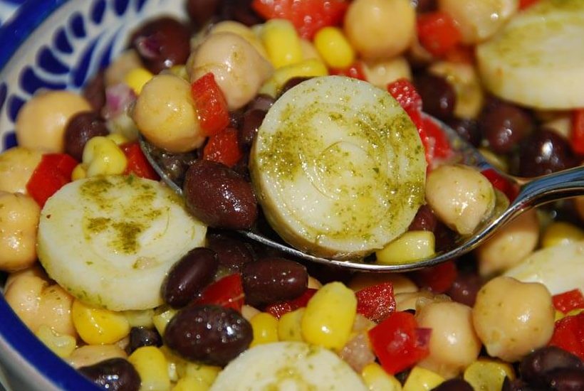 Ensalada abundante de frijoles y maíz con vinagreta de cilantro