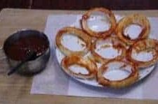 Aros De Cebolla Con Hamburguesa Con Queso Y Tocino Ahumado