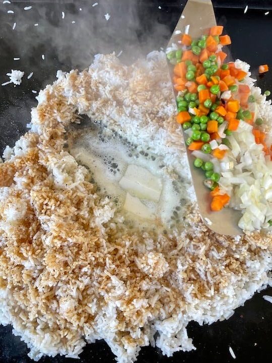 El mejor arroz frito Blackstone (receta fácil a la plancha)