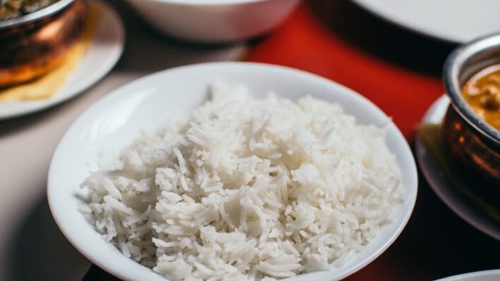 Arroz instantáneo en una olla arrocera