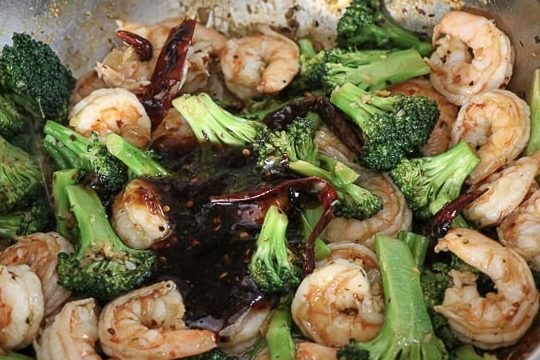 Salteado picante de brócoli y camarones con ajo - Belly Laugh Living