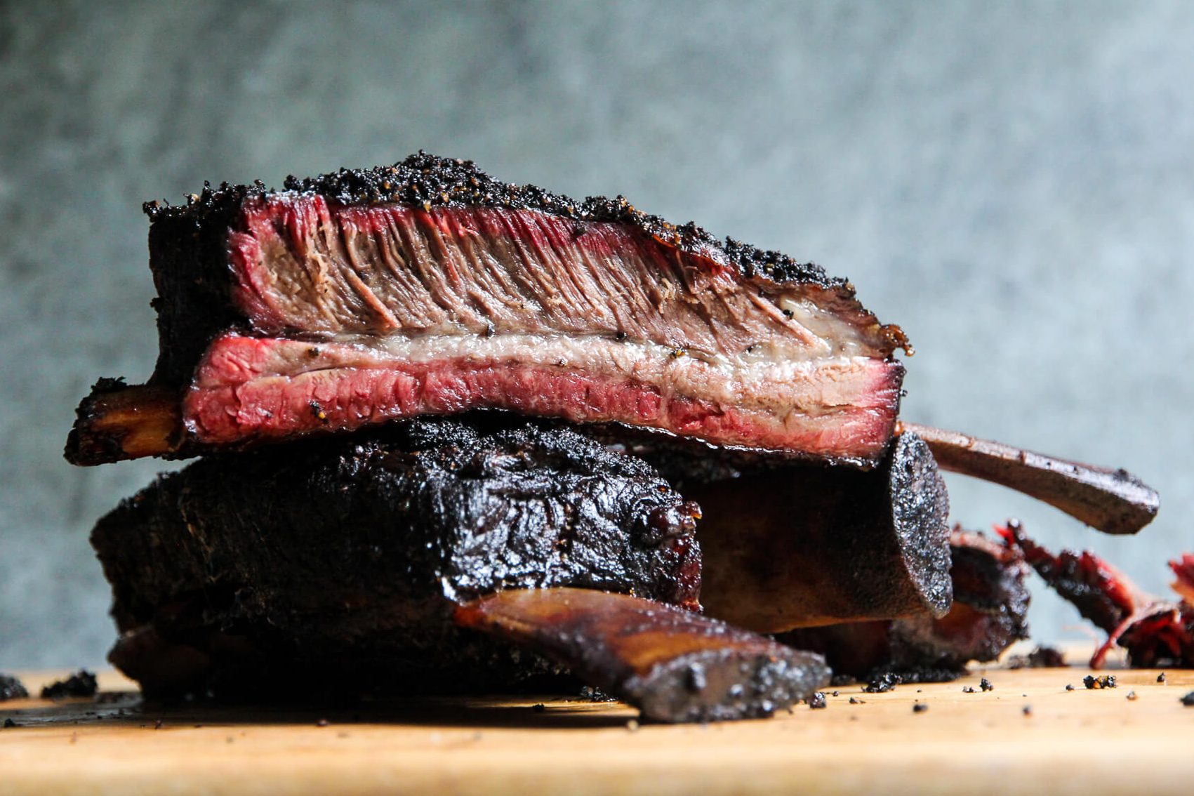 Cómo hacer costillas de ternera ahumadas a la barbacoa