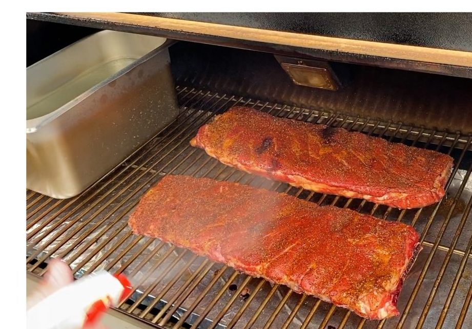 Costillas de cerdo ahumadas sin envoltura en el ahumador de pellets Rec Tec 700 - chamuscadas...
