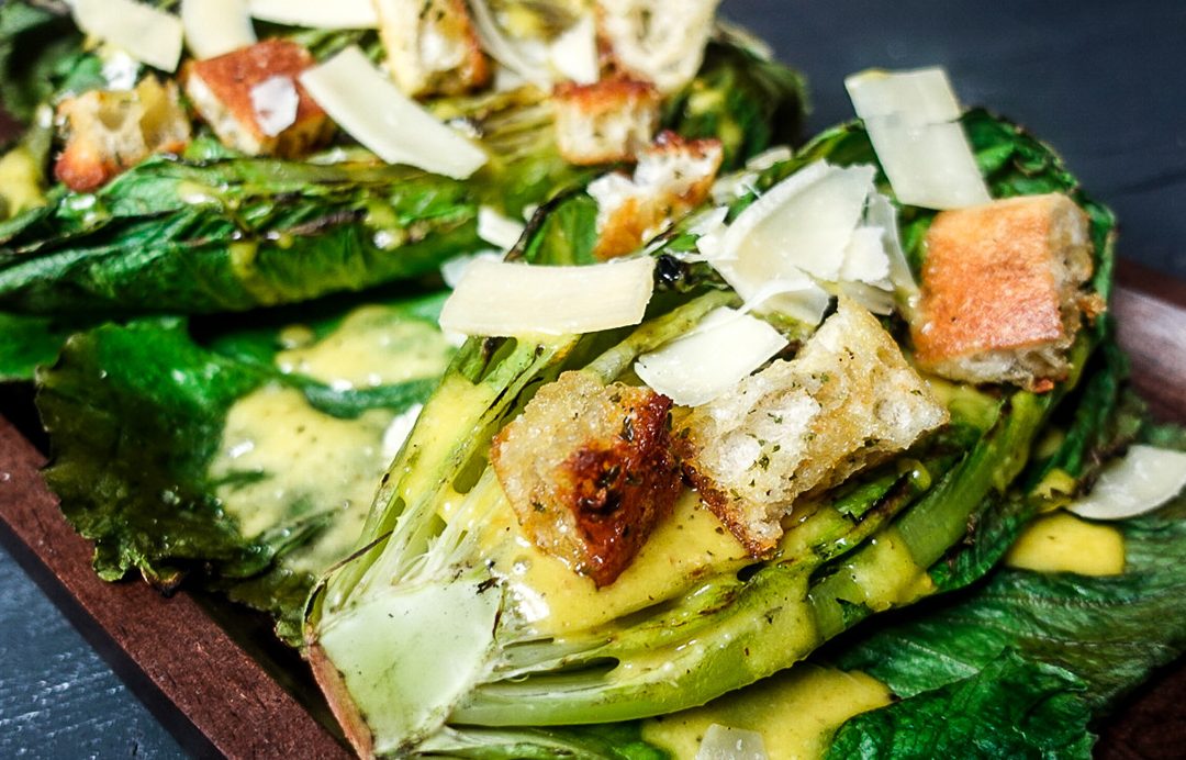 Ensalada César a la parrilla: un toque de barbacoa en un viejo clásico