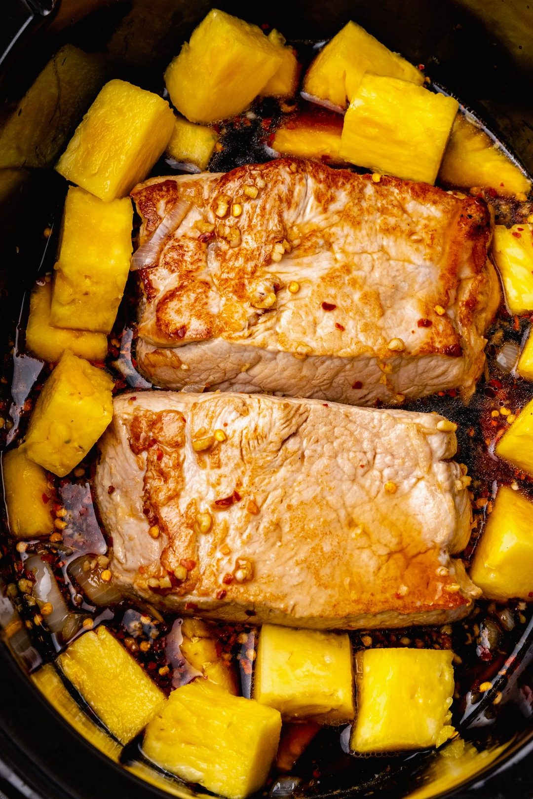 Lomo de cerdo agridulce en olla de barro con piña fresca