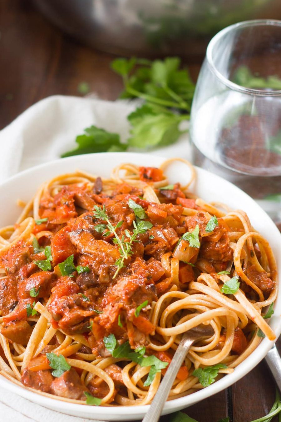 Espaguetis en una olla con salsa de carne - Bowl of Delicious