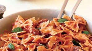 Farfalle con salchicha, tomate y nata