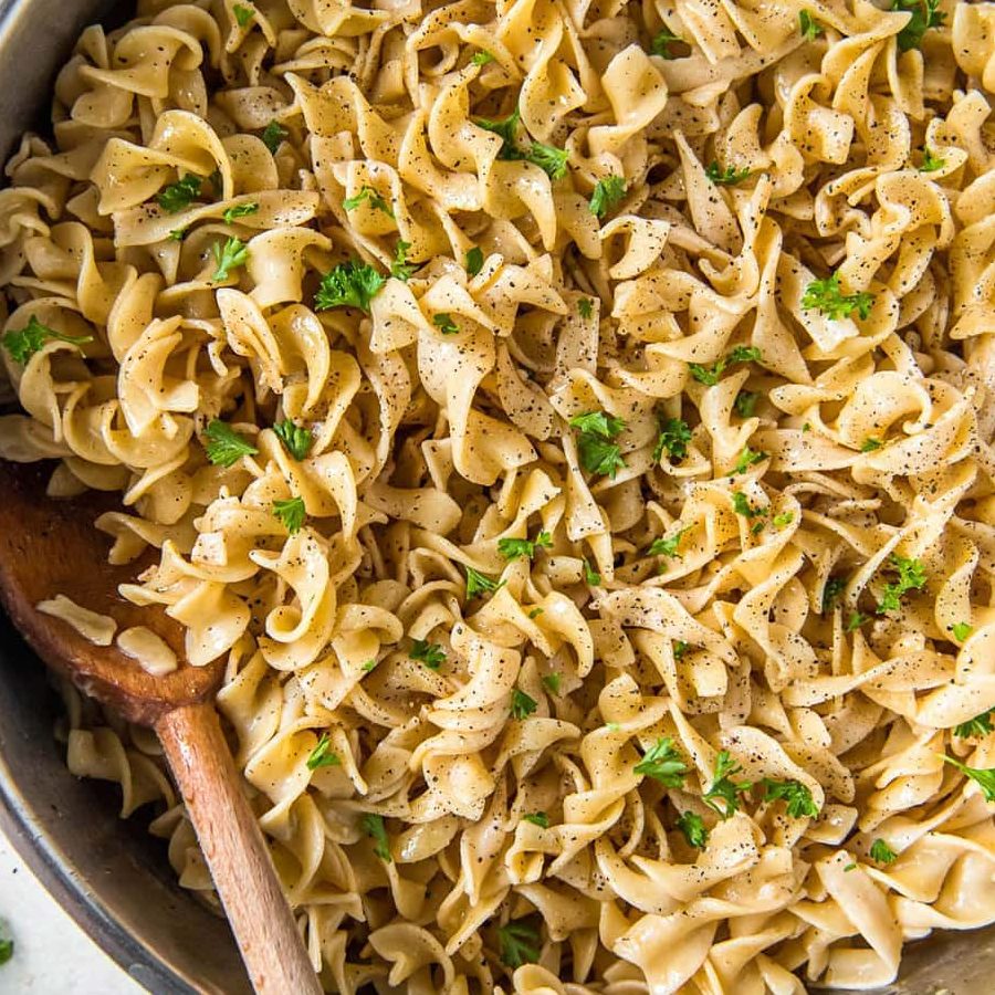 Fideos con mantequilla en una sartén