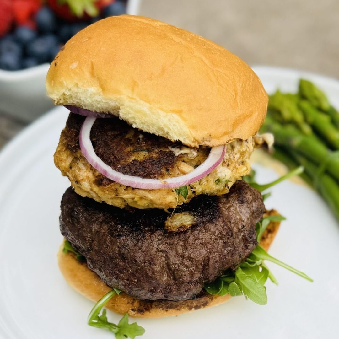 Hamburguesa de brunch Surf & Turf en el Traeger - This Jew Can Que