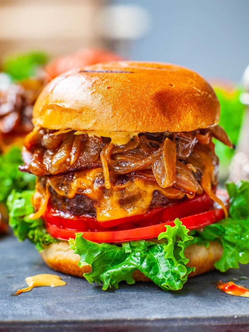 Hamburguesas con queso, tocino y cebolla caramelizada (vídeo)