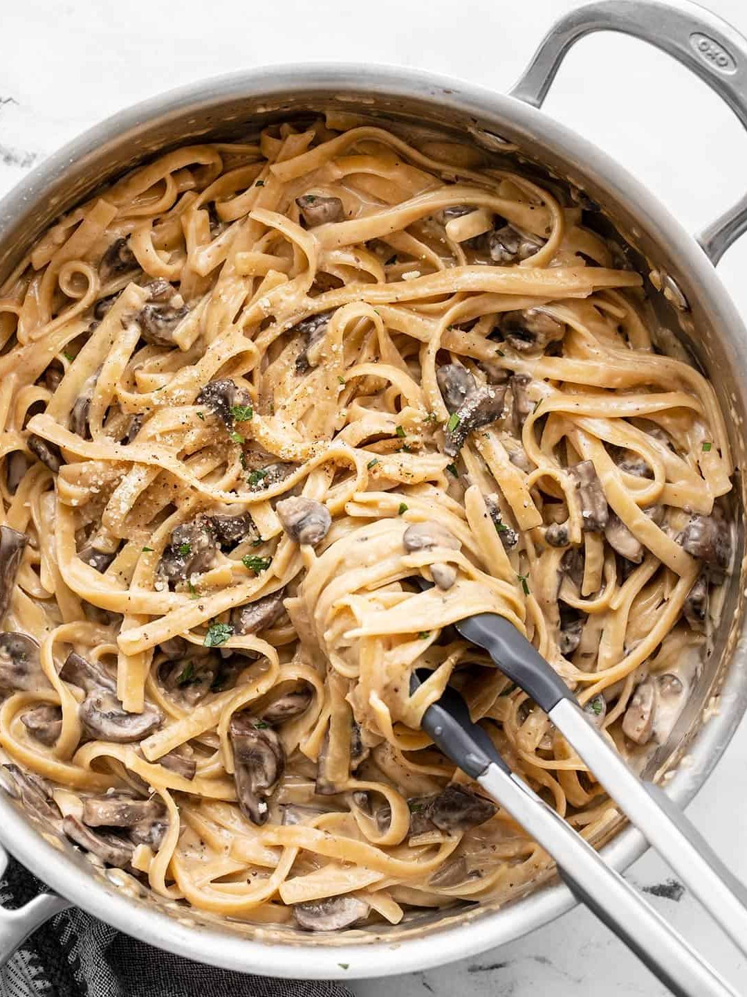 Pasta cremosa con champiñones en una olla - Bytes económicos