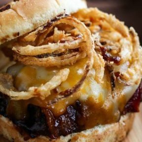 Sándwich de pastel de carne con tocino y barbacoa con bourbon - Tornadoough Alli