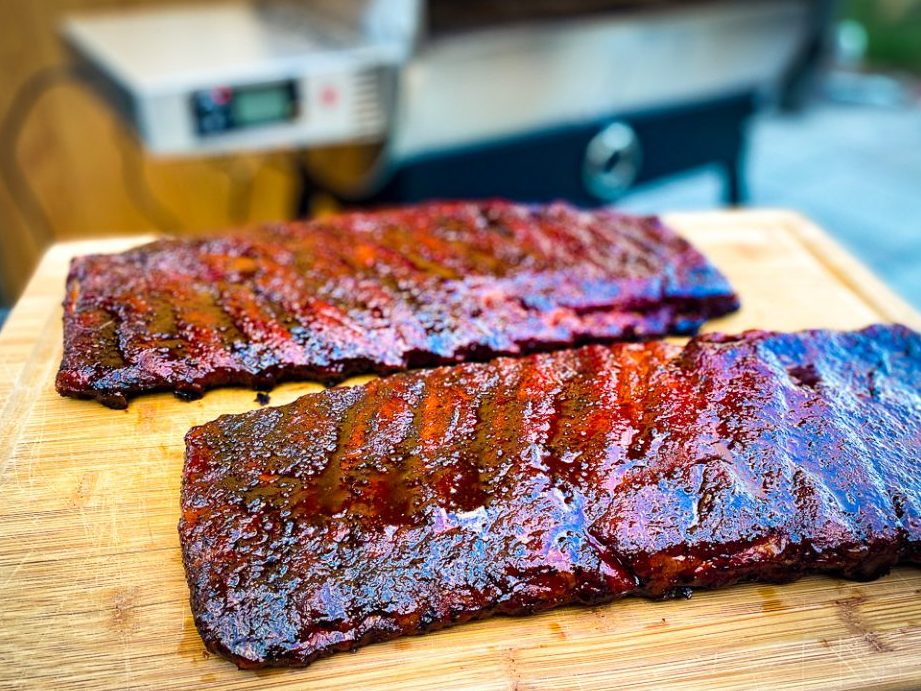Costillas de cerdo ahumadas sin envoltura en el ahumador de pellets Rec Tec 700 - chamuscadas...