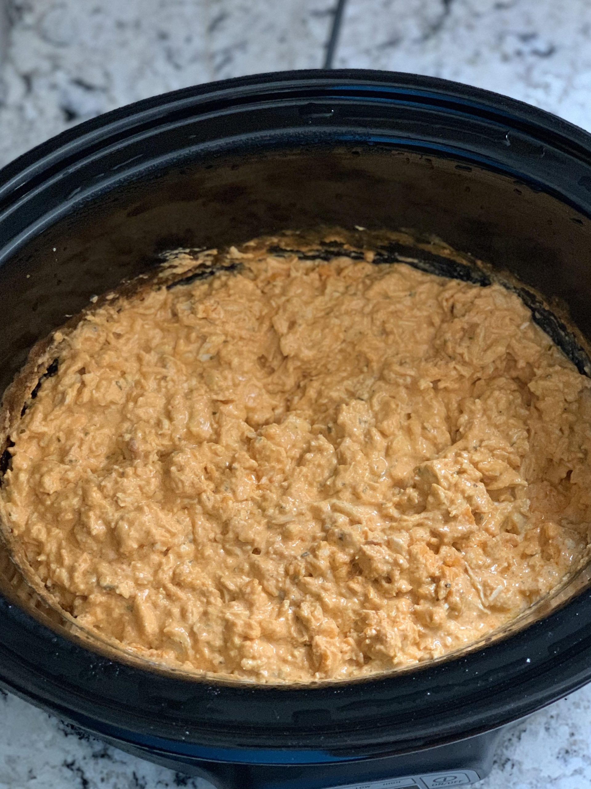 Dip de pollo Buffalo con queso crema ahumado.