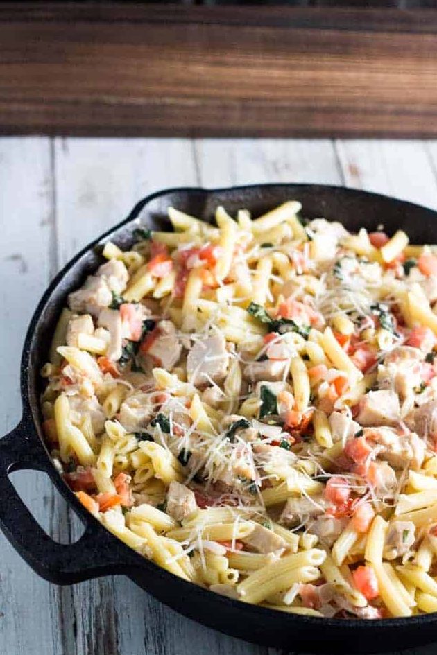 Pasta cremosa de pollo y bruschetta con una pizca de hierbas