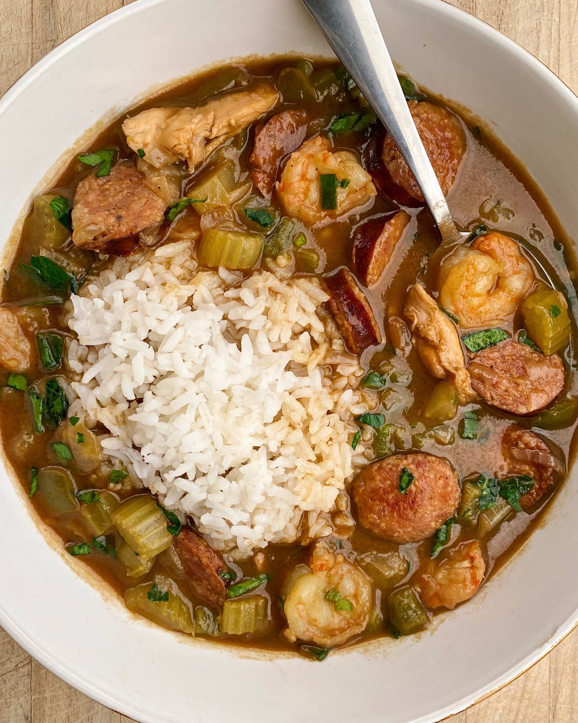 Gumbo de pollo, salchicha y camarones