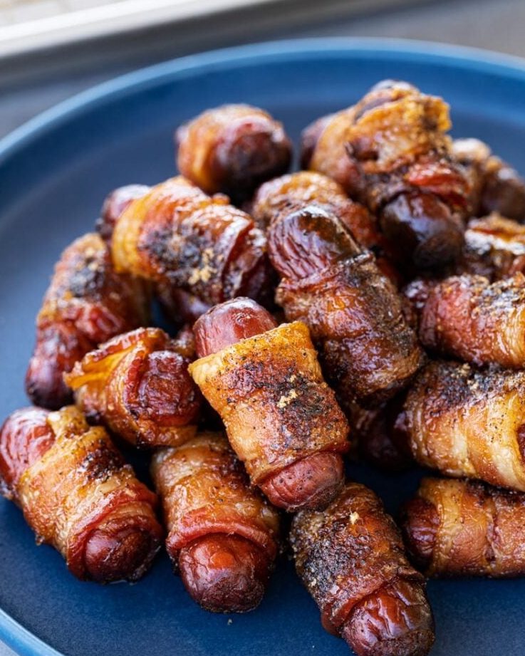 Pequeños ahumados envueltos en tocino ahumado: chiles y humo