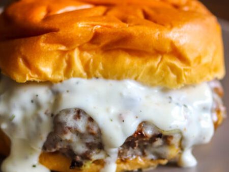 Hamburguesas con sobrecarga de ajo y salsa cremosa para hamburguesas con ajo