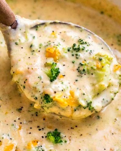 Sopa cremosa de brócoli y queso cheddar
