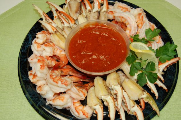 Plato de garras de cóctel de camarones y cangrejo - Capt'n Chucky's Crab Cake Co...