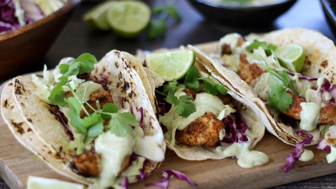 Receta de tacos de pollo a la parrilla con aderezo de aguacate y cilantro