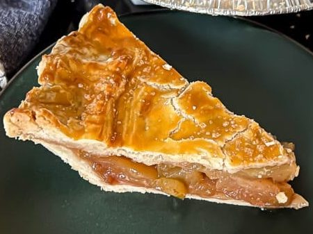 Chupitos de cerdo con tarta de manzana: si le das una parrilla a una chica
